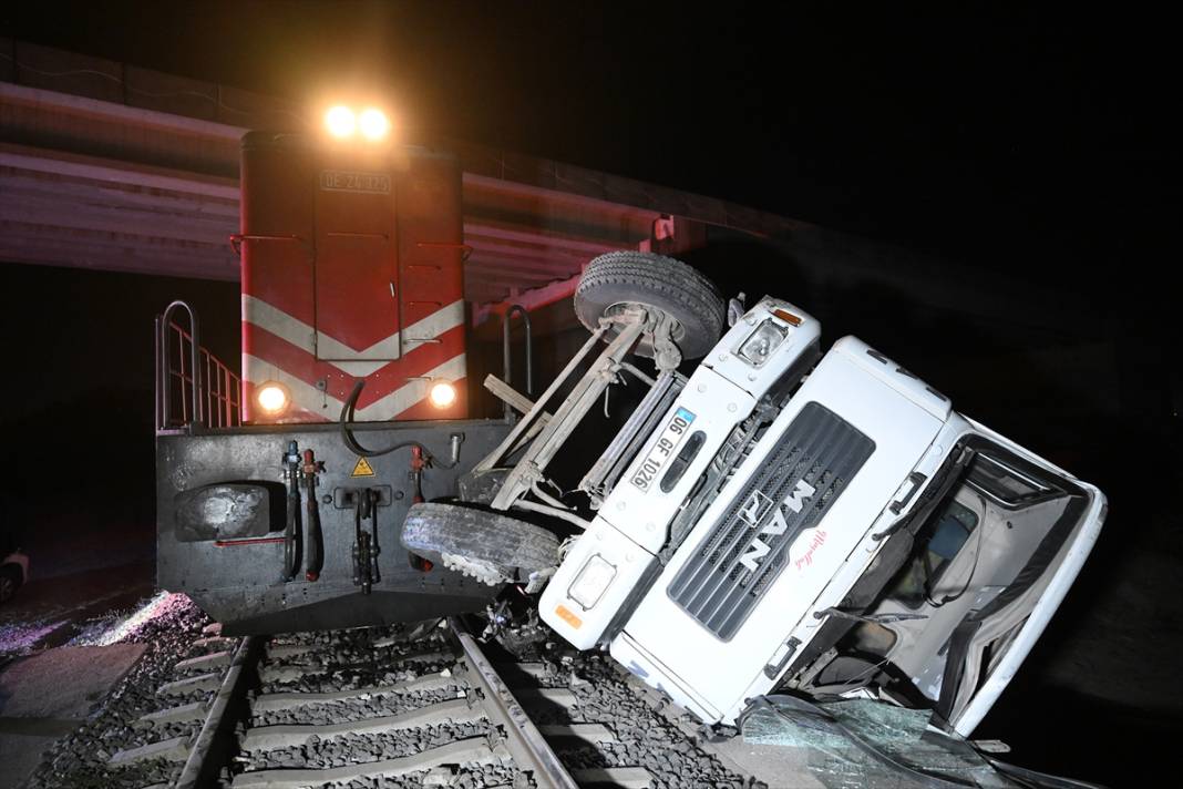 Bir gün arayla benzer kaza! Yolcu treni raylara bırakılan araca çarptı 2